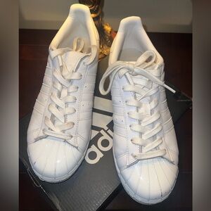 Adidas SUPERSTAR METAL TOE V
FTWWHT/FTWWHT/CBLACK
BY9751